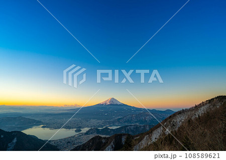 【富士山素材】新道峠から見る朝焼けの富士山【山梨県】 108589621