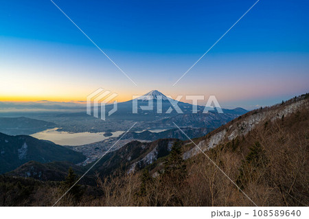 【富士山素材】新道峠から見る朝焼けの富士山【山梨県】 【富士山素材】新道峠から見る朝焼けの富士山【山梨県】 108589640