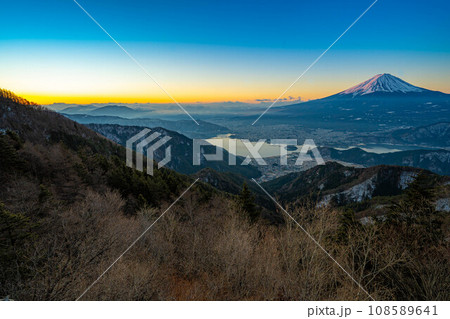 【富士山素材】新道峠から見る朝焼けの富士山【山梨県】 108589641