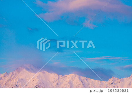 【朝焼け素材】冬の白馬村の風景【長野県】 108589681