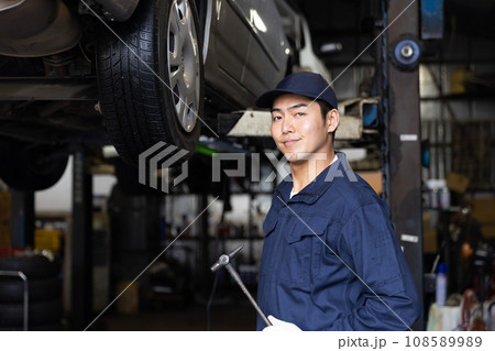 車を検査する自動車整備士 車を検査する自動車整備士 108589989
