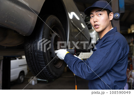 車を検査する自動車整備士 車を検査する自動車整備士 108590049