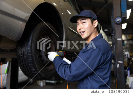 車を検査する自動車整備士 108590055