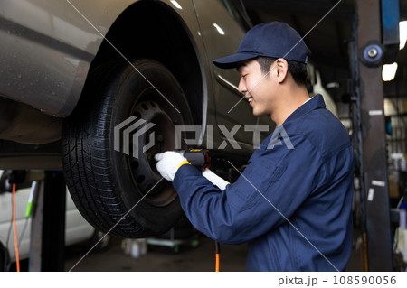 車を検査する自動車整備士 車を検査する自動車整備士 108590056