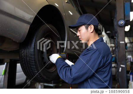 車を検査する自動車整備士 108590058