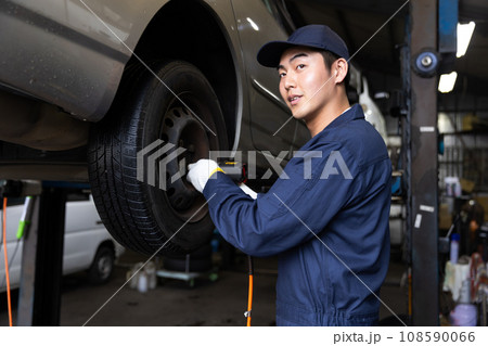 車を点検する自動車整備士 車を点検する自動車整備士 108590066