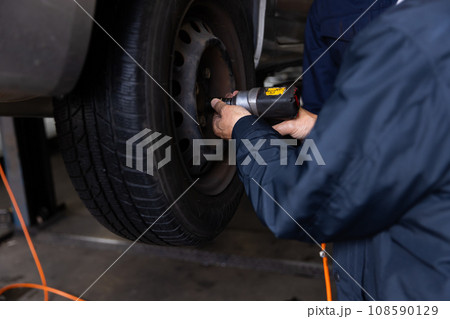 車を点検する自動車整備士 車を点検する自動車整備士 108590129