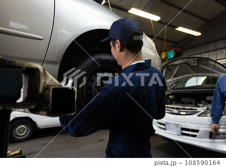 車を点検する自動車整備士 車を点検する自動車整備士 108590164