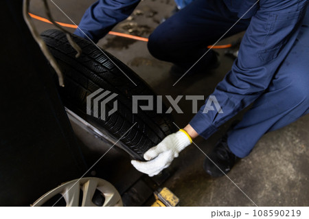 車を点検する自動車整備士 車を点検する自動車整備士 108590219