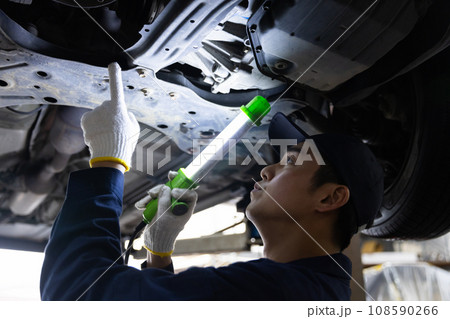 車を点検する自動車整備士 108590266