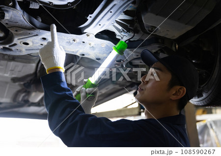 車を点検する自動車整備士 108590267