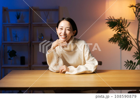 自宅でくつろぐミドル女性 108590879