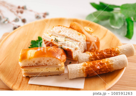 食事時のちくわぱん 108591263