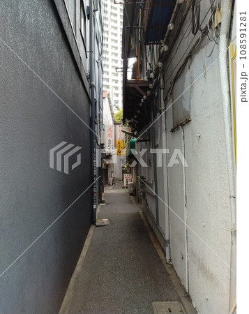 京急川崎駅近くの路地裏の風景 108591281
