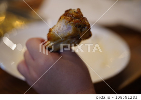 ローストチキン 丸鶏 鶏 108591283