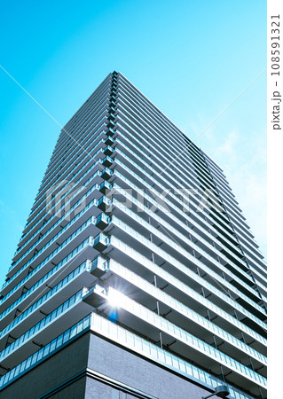 新築のタワーマンションのある都市風景 b-3 ライトカラー 新築のタワーマンションのある都市風景 b-3 ライトカラー 108591321