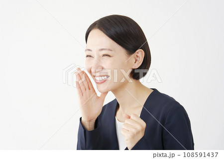 応援する中年のビジネスウーマン　白背景 108591437