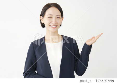手のひらで右側を指す中年のビジネスウーマン　白背景 108591449