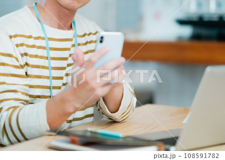 スマホを確認するシステムエンジニア 顔無し スマホを確認するシステムエンジニア 顔無し 108591782