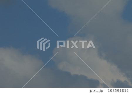 青空に浮かぶ白い雲 青空に浮かぶ白い雲 108591813