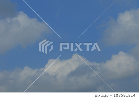 青空に浮かぶ白い雲 青空に浮かぶ白い雲 108591814