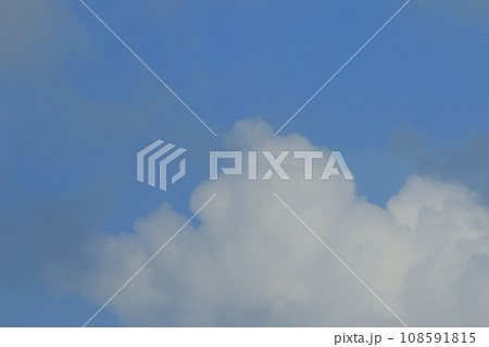 青空に浮かぶ白い雲 108591815