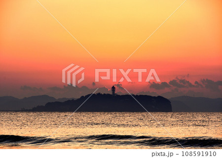 夜明け前の湘南江の島 夜明け前の湘南江の島 108591910