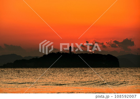 早朝の湘南顔を出した朝日と江の島 早朝の湘南顔を出した朝日と江の島 108592007