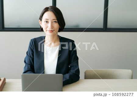 オフィスで働く1人のビジネスウーマン オフィスで働く1人のビジネスウーマン 108592277