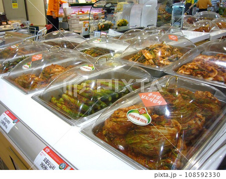 韓国スーパーの総菜売り場 108592330