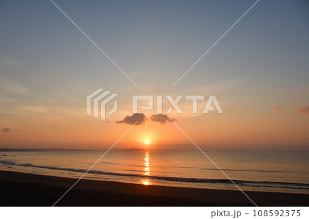 早朝の湘南顔を出した朝日と江の島 早朝の湘南顔を出した朝日と江の島 108592375