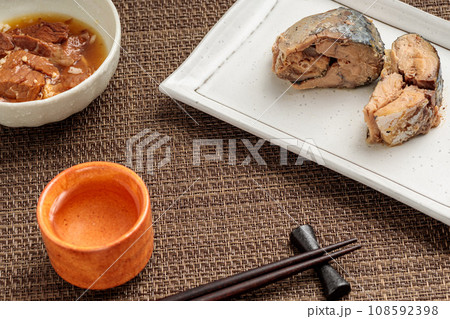 鯖の水煮と牛肉の煮込と日本酒 108592398