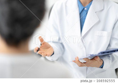 診察する医者 診察する医者 108592555