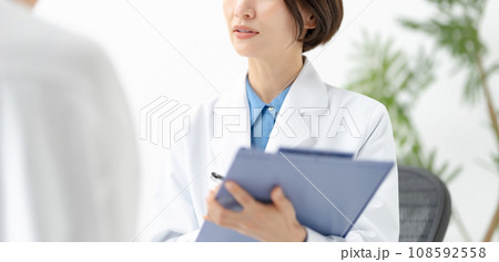 診察する医者 診察する医者 108592558