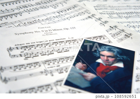第九の楽譜とベートーベンの肖像画 108592651