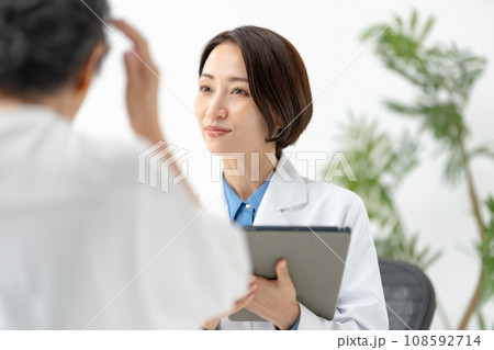 診察する医者 108592714