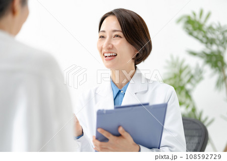 診察する医者 診察する医者 108592729