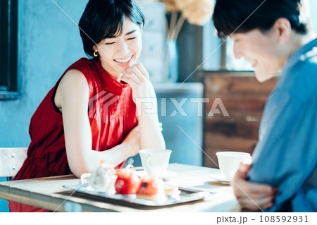 カフェでデートをするカップル。 108592931