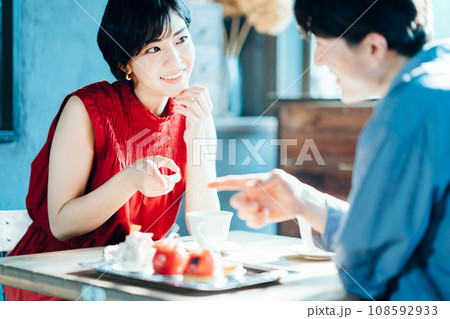 カフェでデートをするカップル。 カフェでデートをするカップル。 108592933