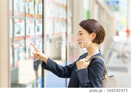 不動産物件を探す女性 不動産物件を探す女性 108592975