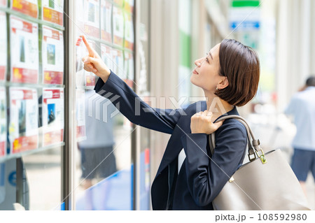 不動産物件を探す女性 108592980