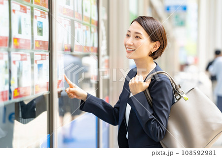 不動産物件を探す女性 108592981