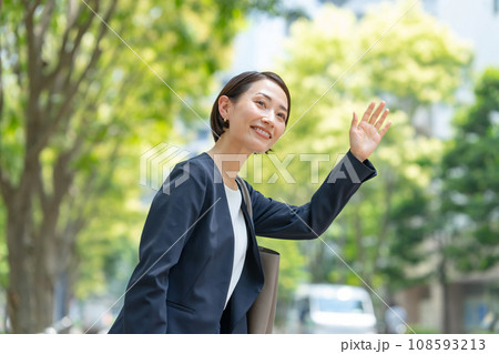 手を上げる女性 手を上げる女性 108593213