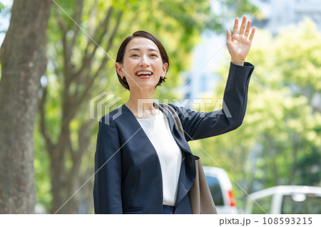 手を上げる女性 手を上げる女性 108593215