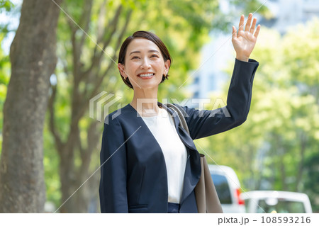 手を上げる女性 108593216