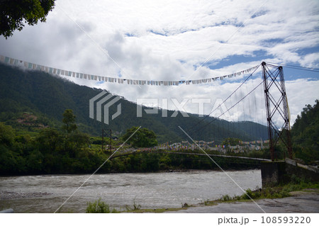 幸せの国ブータン プナカ近郊の川と吊り橋(Punakha River) 幸せの国ブータン プナカ近郊の川と吊り橋(Punakha River) 108593220