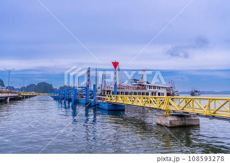 ベトナム　ハロン湾クルーズの船乗り場と桟橋 108593278