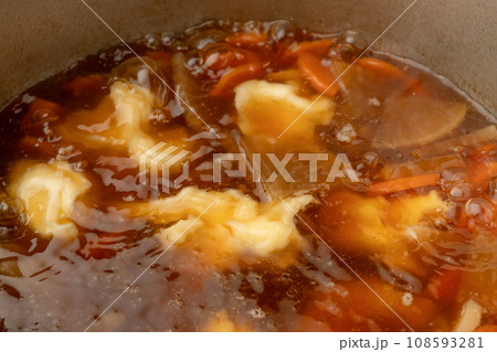 すいとん 鍋に入れる　作る 108593281