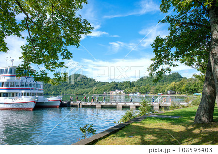 【青森県十和田湖畔休屋9月】秋9月の十和田湖休屋の風景 108593403