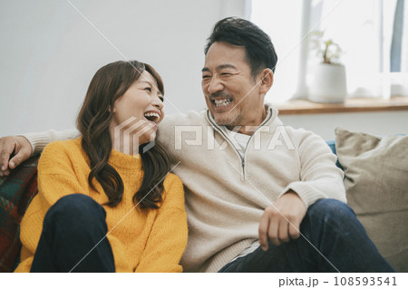 笑顔の50代の夫婦　 108593541